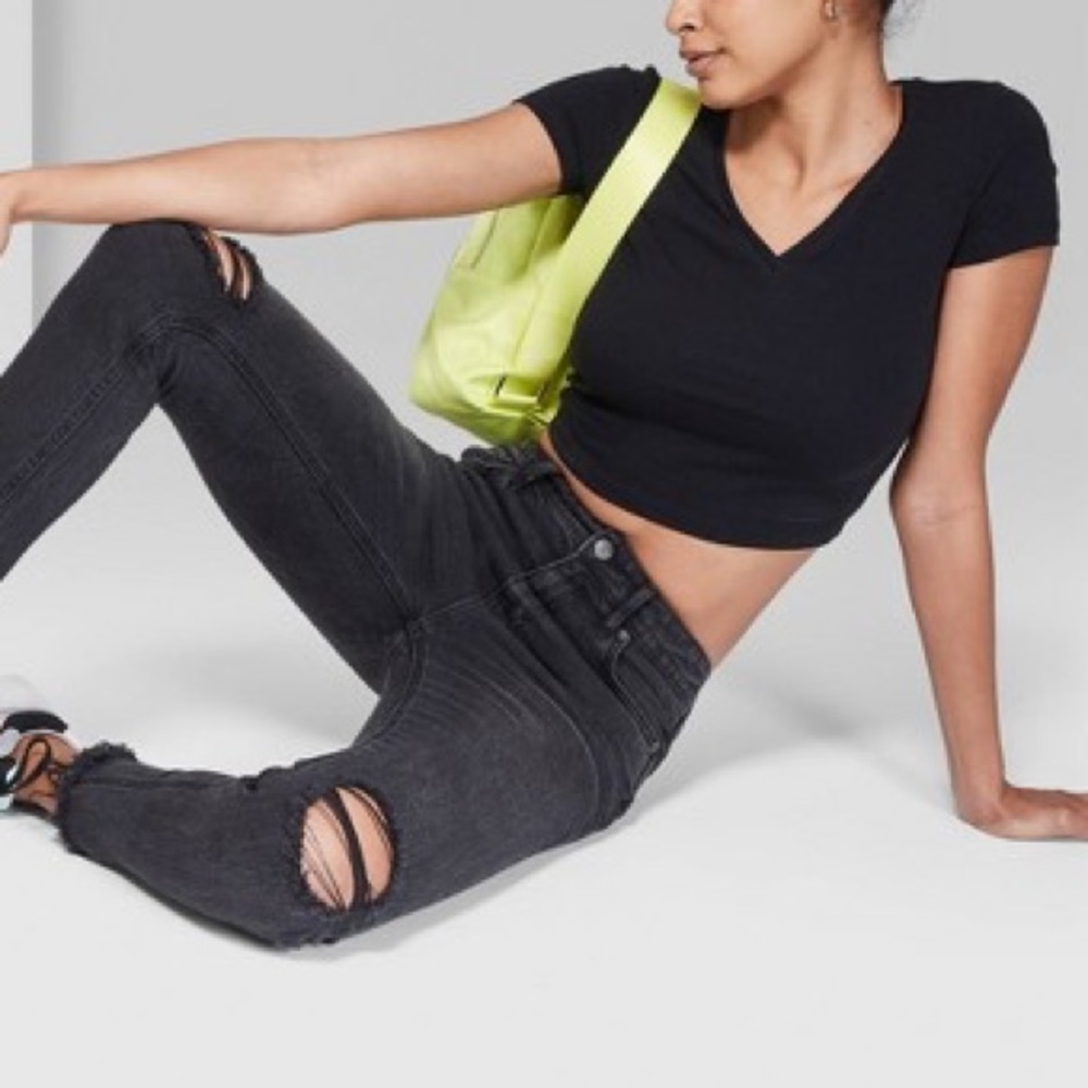 Wild Fable Cropped Short Sleeve V-Neck T-Shirt Blk